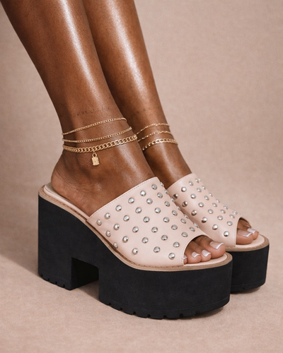 Mule de plataforma con remaches de color nude