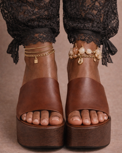 Sandalia de cuña Sculpt – Chestnut
