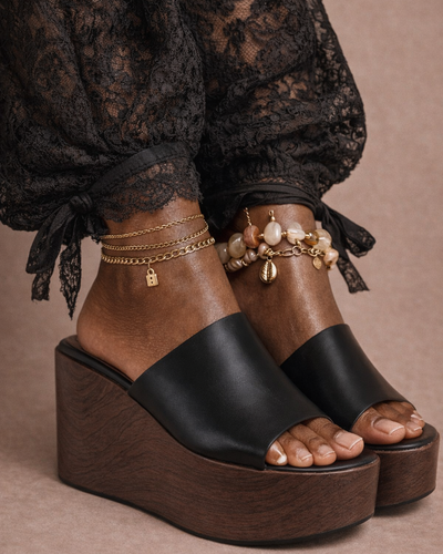 Sandalia de cuña Sculpt –Negro
