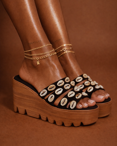 Boho Shell Platform Wedge – Black & Wood