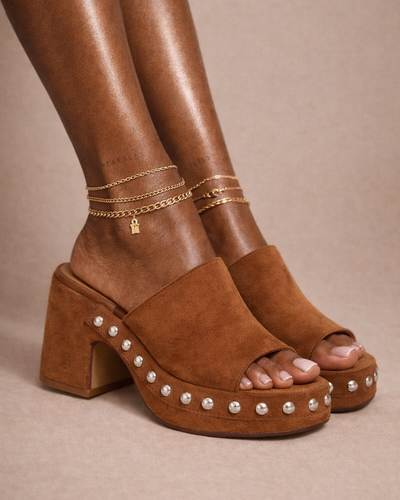 Sandalia de plataforma camel con perlas