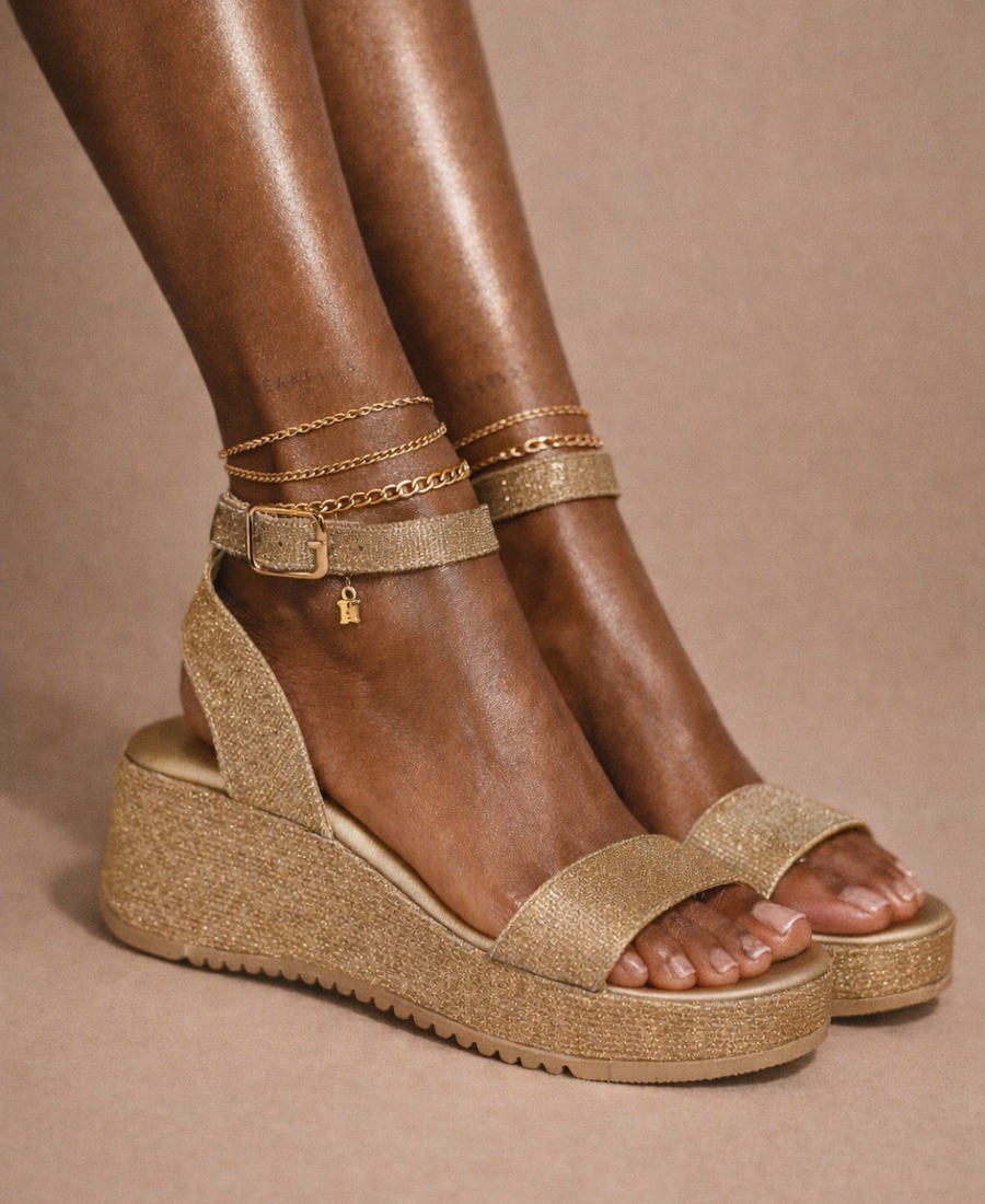 Sandália Gold Glow – Elegância Luminescente