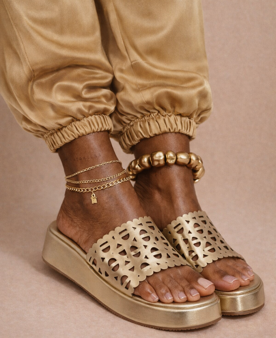 Sandalia Gold Cut – Elegancia Esculpida