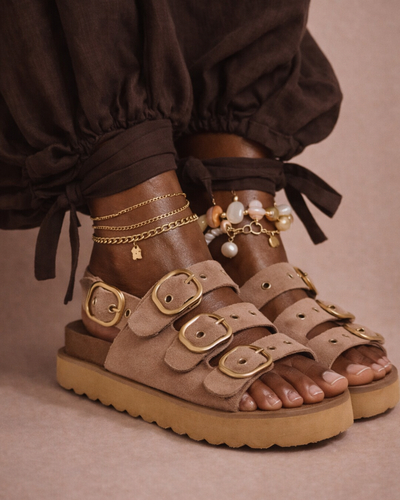 Sandalia nude con hebilla dorada
