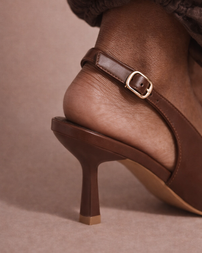 Zapatos de salón esculpidos con tira trasera – Marrón coñac