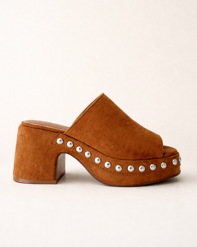 Sandalia de plataforma camel con perlas