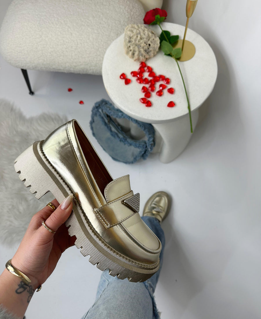 Poner zapato dorado