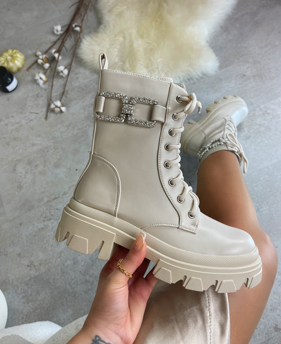 Bota Isa Nude