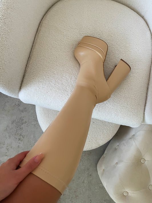 Bota Karen Nude