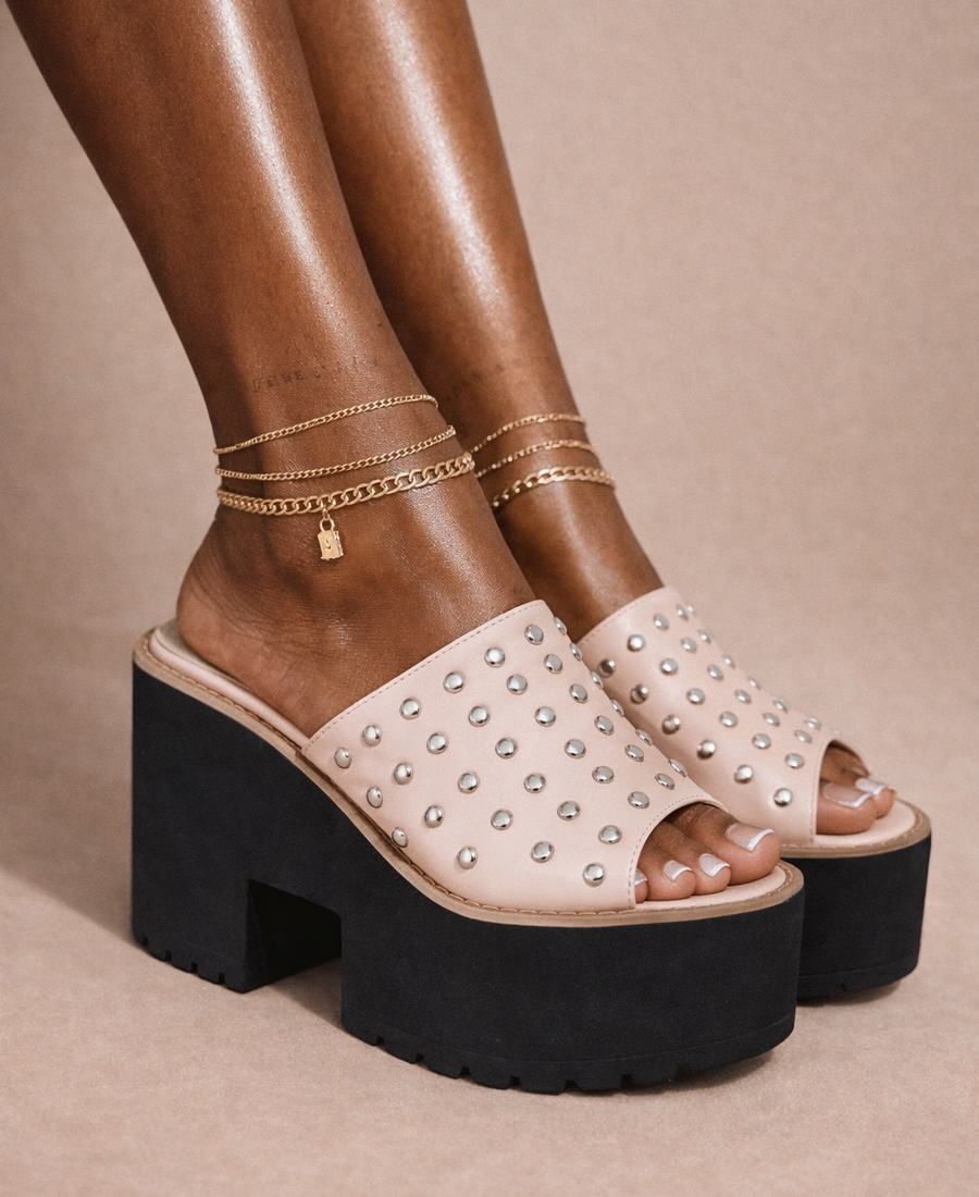 Mule de plataforma con remaches de color nude