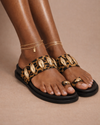 Sandalia con detalle dorado estampado de leopardo