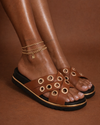 Sandalia camel con ojales