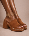 Sandalia de plataforma camel con perlas