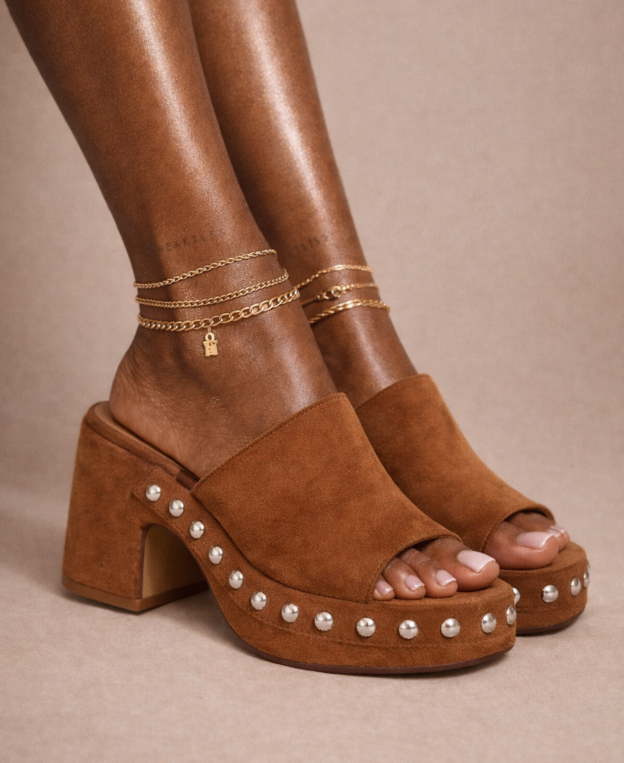 Sandalia de plataforma camel con perlas