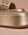 Sandalia Gold Cut – Elegancia Esculpida