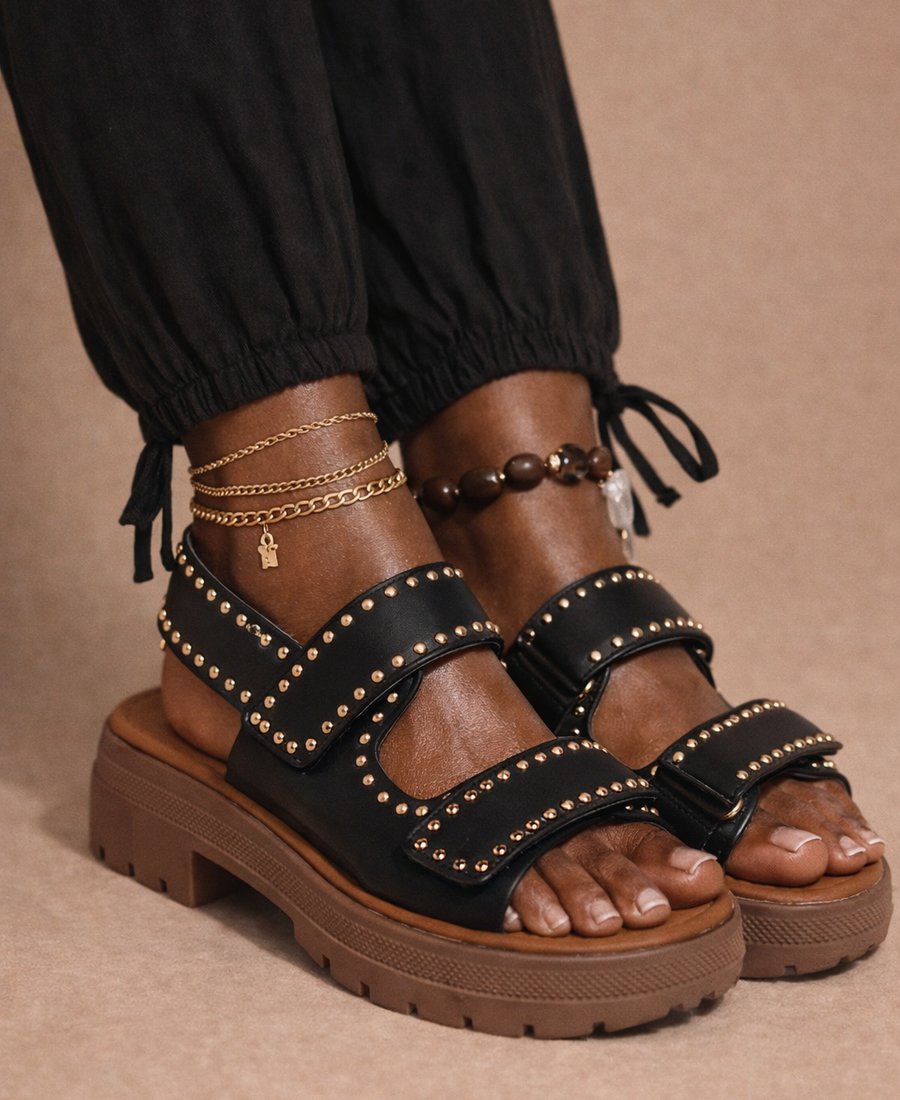 Sandalia urbana con tachuelas