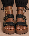 Sandalia urbana con tachuelas