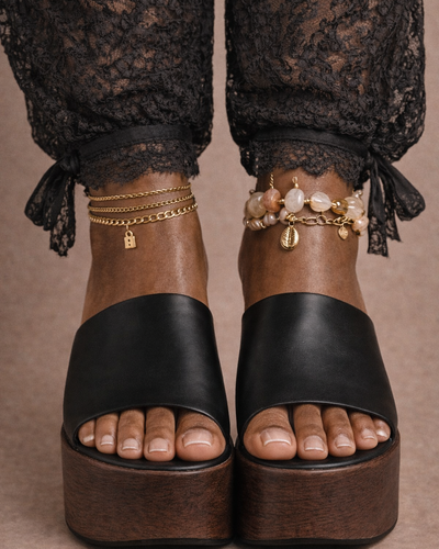 Sandalia de cuña Sculpt –Negro