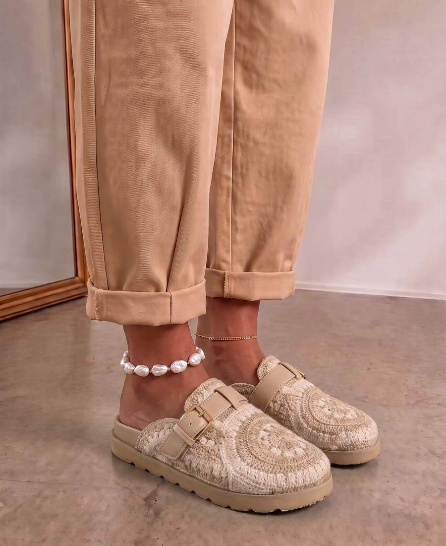 Mule de crochet beige con hebilla dorada