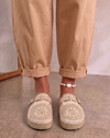 Mule de crochet beige con hebilla dorada