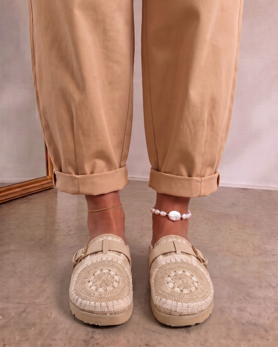 Mule de crochet beige con hebilla dorada