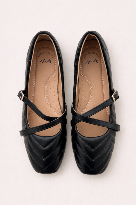 Sabrina preta acolchoada com tiras cruzadas