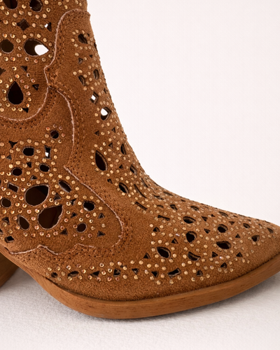 Bota texana em camurça vazada com micro-brilhantes
