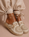 Mule de crochet beige con hebilla dorada