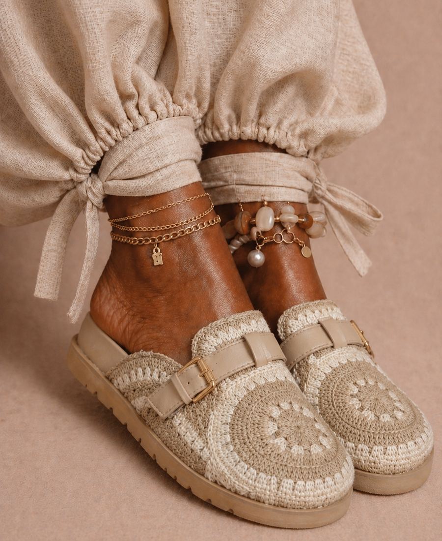 Mule de crochet beige con hebilla dorada