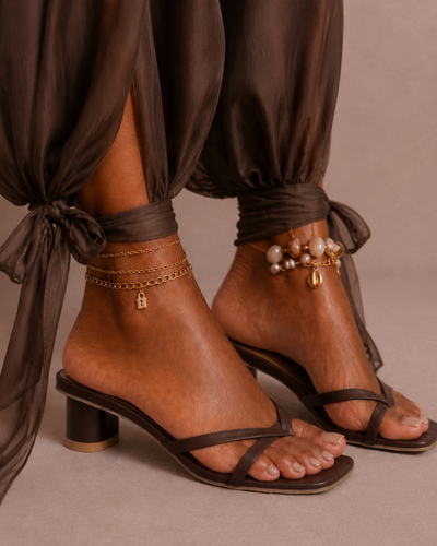 Sandalias de tacón con tira fina marrones