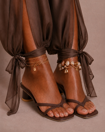 Sandalias de tacón con tira fina marrones