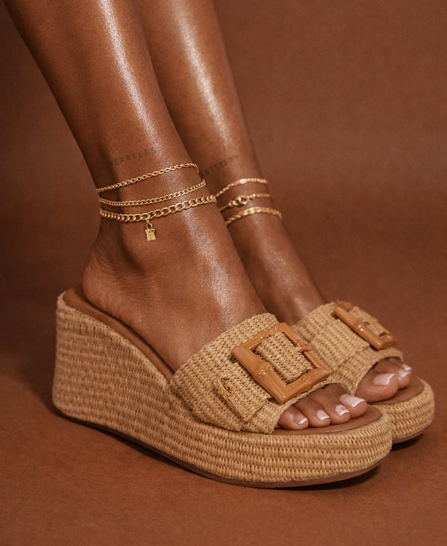 Desert Buckle Raffia Platform Mule – Natural Beige