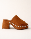 Sandalia de plataforma camel con perlas