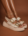 Sandalia beige con hebilla