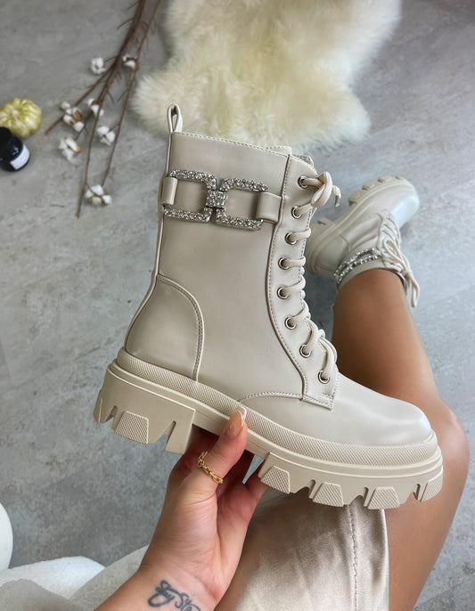 Bota Isa Nude